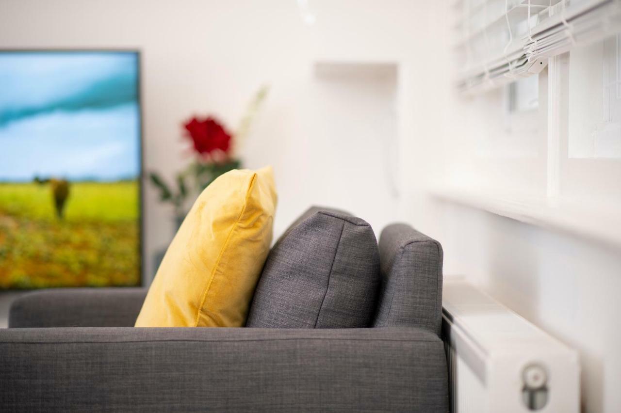 Flat B - Ground Floor, 2 Bedroom, 2 Bathroom With Garden In Southsea, Appartement